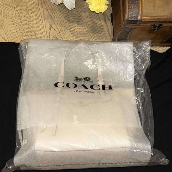 Coach Kleo Carryall
Handbag Laptop Gold/Chalk Leather - Picture 13 of 14